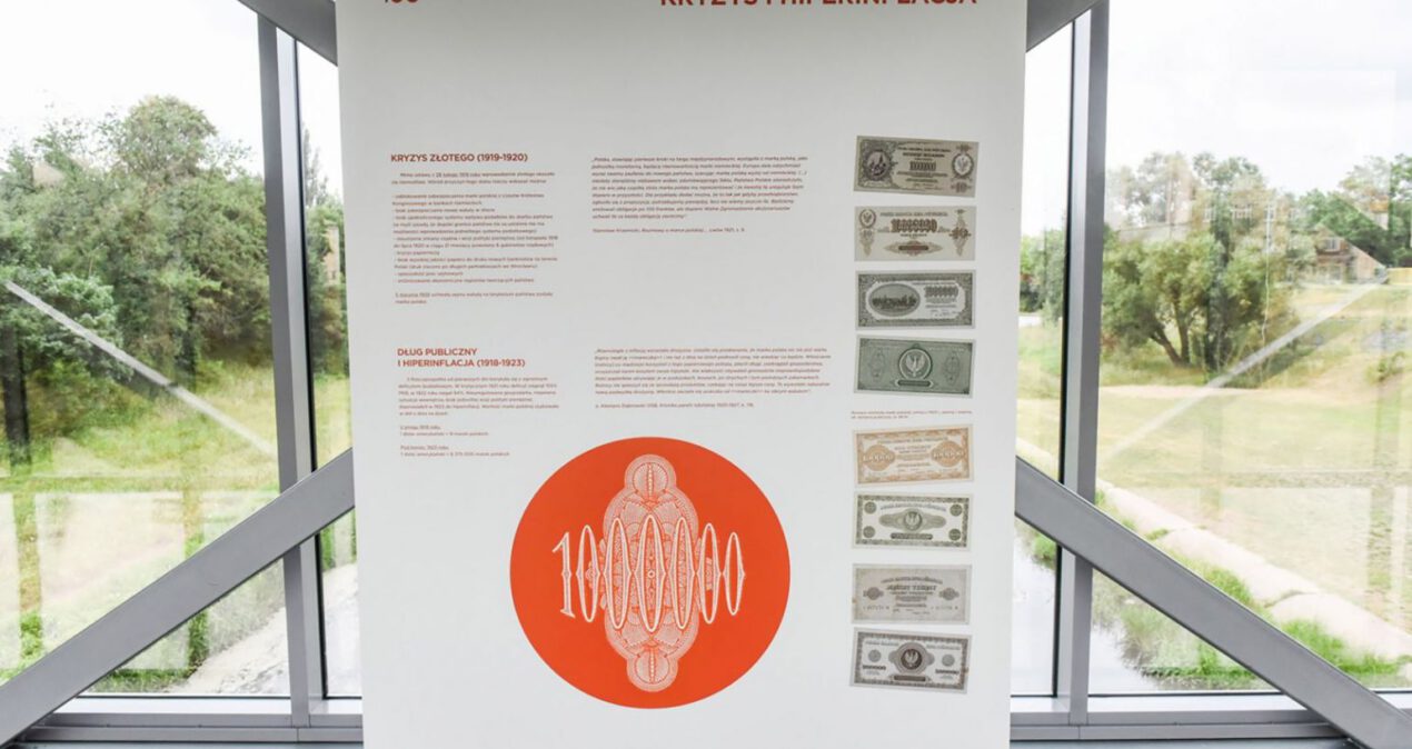 Plansza z treścią wystawy. Obok tekstu widoczne wizerunki różnych polskich banknotów