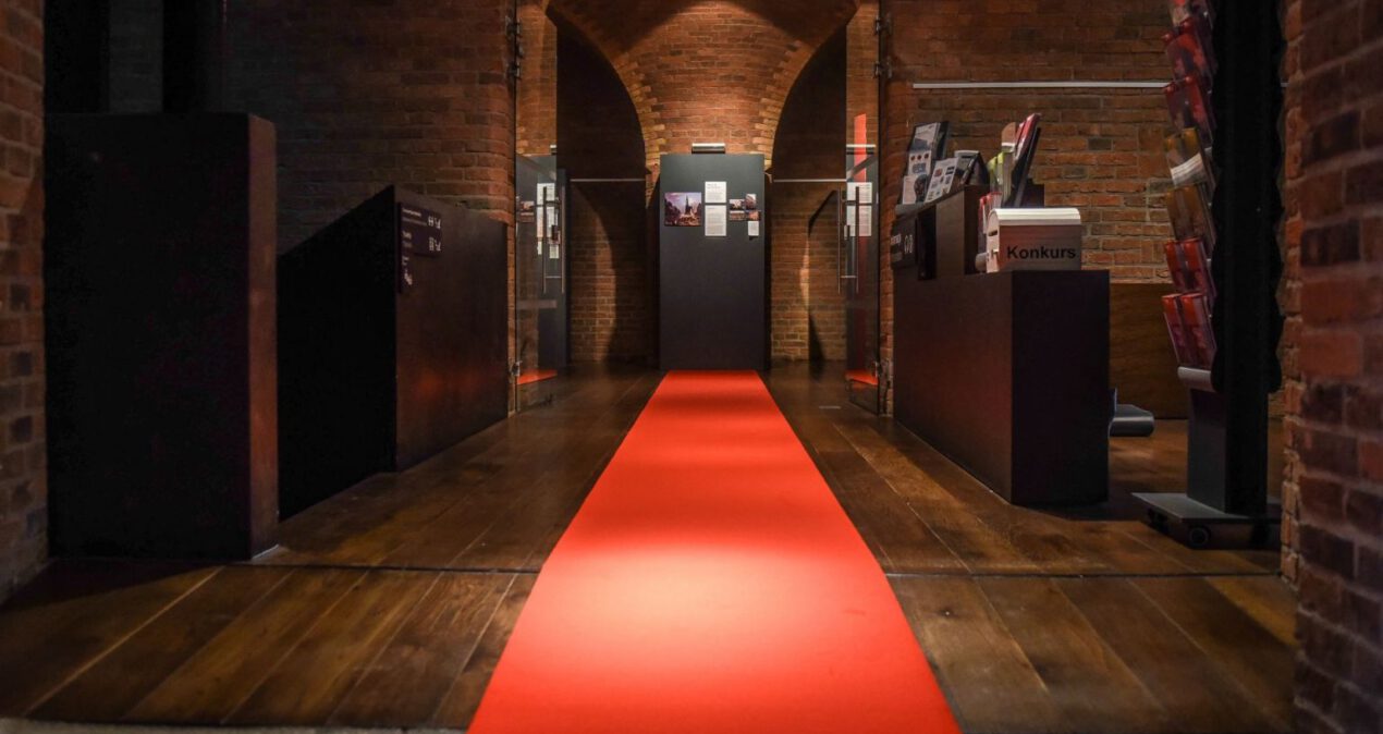 Czerwony dywan prowadzący do sali wystawienniczej