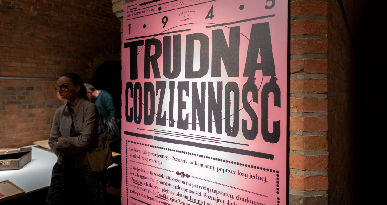 Zbliżenie na różowy plakat z tytułem wystawy