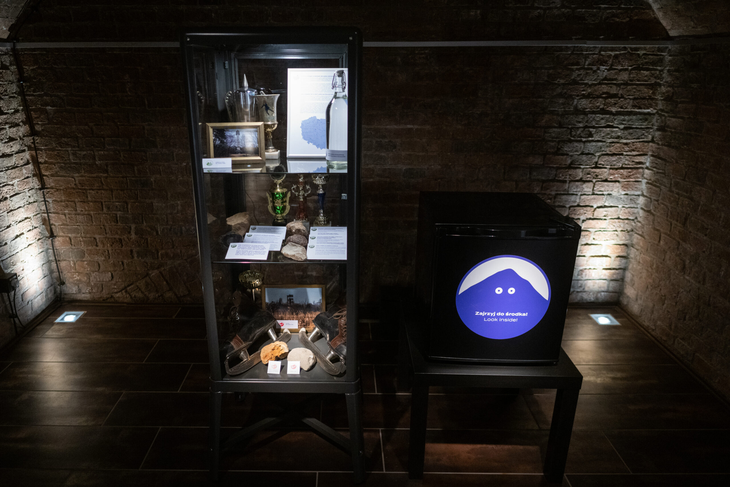 Zdjęcie główne  - Gablota – Izba Pamięci